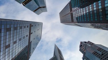 Singapur, Nisan 2024: Singapur 'da marina körfezi etrafında güzel bir mimari yapı gökdeleni