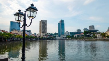 Singapur, Nisan 2024: Singapur 'da marina körfezi etrafında güzel bir mimari yapı gökdeleni