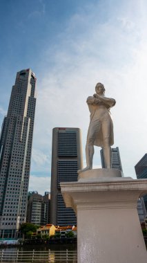 Singapur, Nisan 2024 - Sör Tomas Stamford Raffles 'ın heykeli - Singapur şehrinin kurucusu