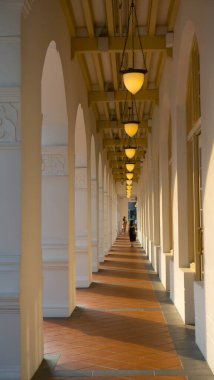 Singapur, Nisan 2024 - Singapur 'da 15 Ağustos 2012' de açılan Raffles Hotel, adını Singapur 'un kurucusu Sir Stamford Raffles' dan almıştır.