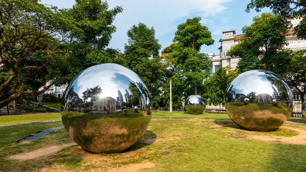 Singapur, Nisan 2024 - Singapur 'un merkez iş bölgesindeki yenilikçi park muazzam çelik toplarla