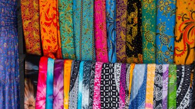 Bali Mart 2024 - Endonezya 'nın Bali kentindeki pazarlarda renkli elbiseler satışa sunuldu.