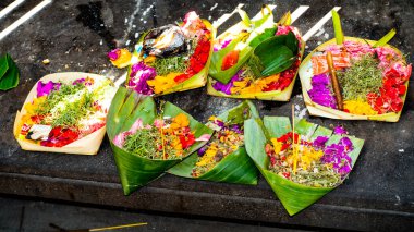 Bali Mart 2024 - Geleneksel bale el yapımı Kanang Sari sokakta tanrılara sunar. Bali adası. Endonezya.