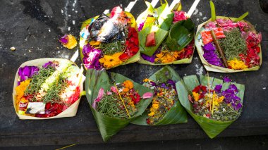 Bali Mart 2024 - Geleneksel bale el yapımı Kanang Sari sokakta tanrılara sunar. Bali adası. Endonezya.