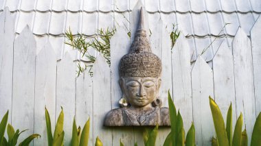 Bali Mart 2024 - Buddha, Bali adası, Endonezya resmi olan ahşap maske.