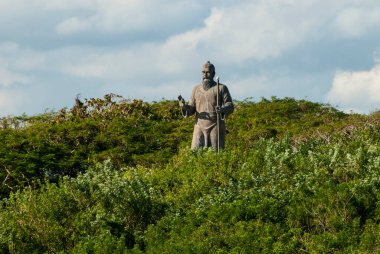 BALI APRIL 2024 - Uluwatu 'daki Danghyang nirartha heykeli, Bali Pura Luhur Uluwatu Tempel, Uluwatu ve Güzel Cliff.