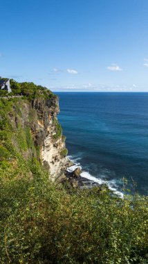 BALI APRIL 2024 - Bali Pura Luhur Uluwatu Tempel, Uluwatu ve Beautiful Cliff 'ten deniz manzarası. Endonezya, Bali 'de tatil