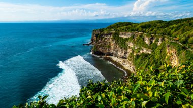 BALI APRIL 2024 - Bali Pura Luhur Uluwatu Tempel, Uluwatu ve Beautiful Cliff 'ten deniz manzarası. Endonezya, Bali 'de tatil