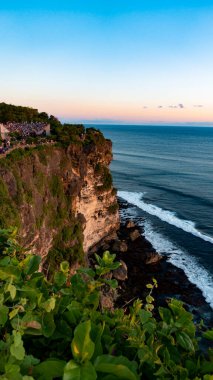 BALI APRIL 2024 - Güzel Günbatımı, Bali Pura Luhur Uluwatu Tempel, Uluwatu ve Güzel Uçurum. Endonesi, Bali 'de tatil