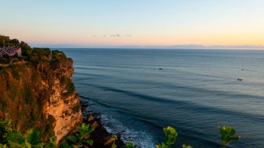 BALI APRIL 2024 - Güzel Günbatımı, Bali Pura Luhur Uluwatu Tempel, Uluwatu ve Güzel Uçurum. Endonesi, Bali 'de tatil