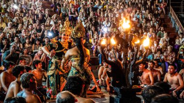 BALI APRIL 2024 - Kecak Dansı, Uluwatu Tapınağı, Bali, Endonezya