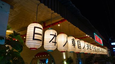 Bali MARCH 2024 - Endonezya, Bali 'deki restoranda kil lamba asma aydınlatma iç dekorasyonu