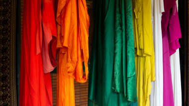 Bali MARCH 2024 - Endonezya, Bali 'de bir bit pazarında parlak renkli kıyafetler