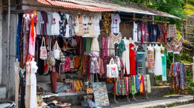 Bali MARCH 2024 - Endonezya, Bali 'de bir bit pazarında mankenler üzerinde parlak renkli kıyafetler