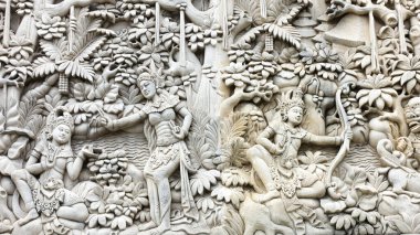 Bali MARCH 2024 - Endonezya, Bali 'de bir duvarda Bali hayat anlarının kabartma heykeli