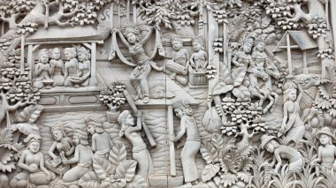 Bali MARCH 2024 - Endonezya, Bali 'de bir duvarda Bali hayat anlarının kabartma heykeli