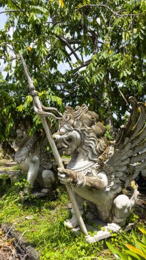 Bali Mart 2024 - Endonezya 'nın Bali adasında güzel kanatlı bir ejderhanın taş heykeli. Hindu dini sembolü.