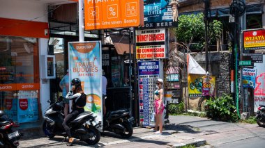 BALI APRIL 2024 Kapalı sokak yemekleri Endonezya sokaklarında balık servisi