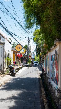 BALI APRIL 2024 Kapalı sokak yemekleri Endonezya sokaklarında balık servisi