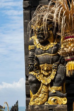 2024 Mart - Endonezya, Bali 'deki Tanah Lot Tapınağı girişinde taş heykeller. 