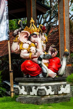 2024 Mart - Hindu Budist tanrıları, Ganesh, Tanah Lot tapınaklarına eklenmiş geleneksel renkli heykel sanatı. Bali, Endonezya