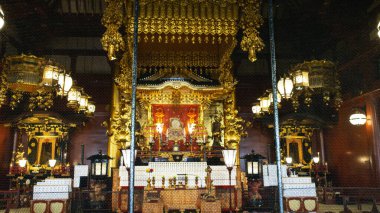 ASAKUSA, TOKYO, JAPAN - Nisan 2024: Tokyo 'nun en eski Budist tapınağı olan Asakusa Dera Sensoji' nin Altair 'idir. Aslen 645 yılında kurulmuş olup, Asakusa bölgesinin merkezini oluşturur..