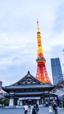 TOKYO, Japon Nisan 2024 Tokyo Kulesi 'nin muhteşem perspektif manzarası gece aydınlandı. Tokyo Kulesi bir telekomünikasyon binası ve Tokyo, Japonya 'da bulunan panoramik bir gözlemevi..