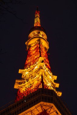 TOKYO, Japon Nisan 2024 Tokyo Kulesi 'nin muhteşem perspektif manzarası gece aydınlandı. Tokyo Kulesi bir telekomünikasyon binası ve Tokyo, Japonya 'da bulunan panoramik bir gözlemevi..