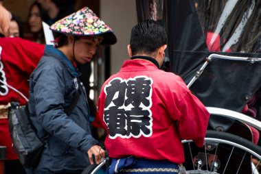 Japonya, Nisan 2024: Japon rickshaw, riscio, ya da Tokyo şehrinde iki tekerlekli eski tarz yolcu arabası. Rickshaw 'lar şehri gezmenin popüler bir yoludur.