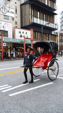 Japonya, Nisan 2024: Rickshaw, riscio, çekici Japonya 'nın merkezinde müşterileri bekliyor. Rickshaw 'lar şehri gezmenin popüler bir yoludur.