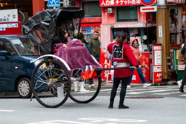 Japonya, Nisan 2024: Japon rickshaw, riscio, ya da Tokyo şehrinde iki tekerlekli eski tarz yolcu arabası. Rickshaw 'lar şehri gezmenin popüler bir yoludur.