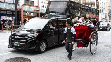 Japonya, Nisan 2024: Japon rickshaw, riscio, ya da Tokyo şehrinde iki tekerlekli eski tarz yolcu arabası. Rickshaw 'lar şehri gezmenin popüler bir yoludur.
