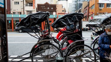 Japonya, Nisan 2024: Rickshaw, riscio, çekici Japonya 'nın merkezinde müşterileri bekliyor. Rickshaw 'lar şehri gezmenin popüler bir yoludur.