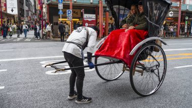 Japonya, Nisan 2024: Japon rickshaw, riscio, ya da Tokyo şehrinde iki tekerlekli eski tarz yolcu arabası. Rickshaw 'lar şehri gezmenin popüler bir yoludur.