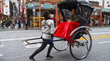Japonya, Nisan 2024: Japon rickshaw, riscio, ya da Tokyo şehrinde iki tekerlekli eski tarz yolcu arabası. Rickshaw 'lar şehri gezmenin popüler bir yoludur.