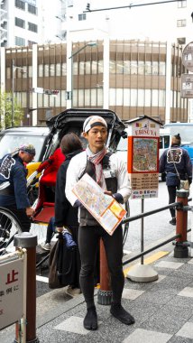 Japonya, Nisan 2024: Japon rickshaw, riscio, ya da Tokyo şehrinde iki tekerlekli eski tarz yolcu arabası. Rickshaw 'lar şehri gezmenin popüler bir yoludur.