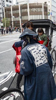 Japonya, Nisan 2024: Japon rickshaw, riscio, ya da Tokyo şehrinde iki tekerlekli eski tarz yolcu arabası. Rickshaw 'lar şehri gezmenin popüler bir yoludur.