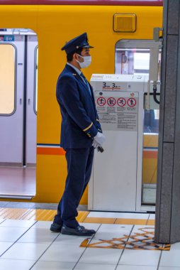 Tokyo, Japonya, Nisan 2024: Hafta içi 24 milyon yolcuyla birlikte Metro Shibuya 'da bilet kontrolörü, Japonya' nın en yoğun 4. tren istasyonudur.