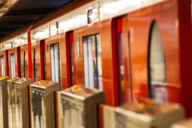 Tokyo, Japonya, Nisan 2024: Tokyo, Japonya 'da bir metro istasyonu ve metro istasyonunun içi.