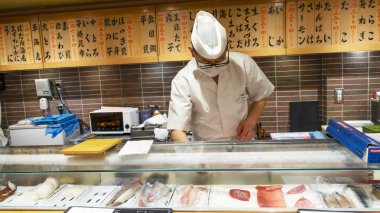 Japonya, Nisan 2024: Profesyonel Japon suşi şefi antik yöntemleri takip ederek mükemmel geleneksel suşi hazırlıyor. Tokyo 'da suşi yapma sanatı