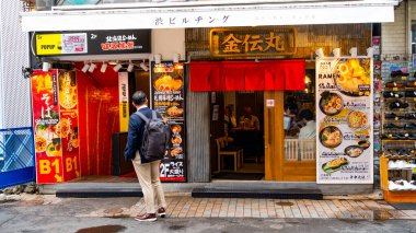 Japonya, Nisan 2024: Tokyo 'nun Shinjuku semtinde geleneksel Japon restoranı