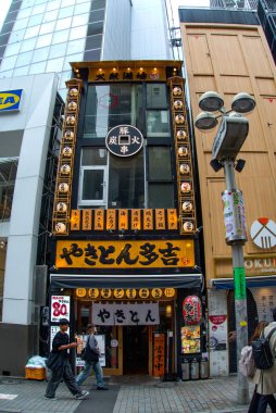 Japonya, Nisan 2024: Tokyo 'nun Shinjuku semtinde geleneksel Japon restoranı