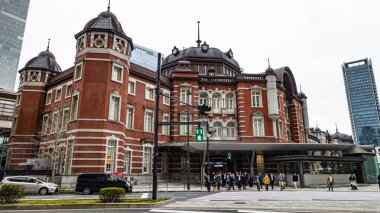 TOKYO, Japon APR. 2024: Tokyo istasyonunun çevresindeki modern gökdelenler, tarihi bina ve ana şehirler arası tren istasyonu, Tokyo, Japonya  