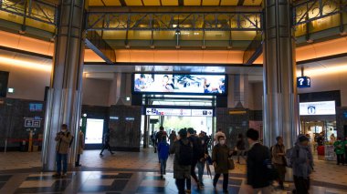 TOKYO, Japon APR. 2024: Tokyo istasyonunun çevresindeki modern gökdelenler, tarihi bina ve ana şehirler arası tren istasyonu, Tokyo, Japonya  