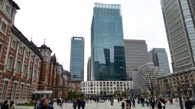TOKYO, Japon APR. 2024: Tokyo istasyonunun çevresindeki modern gökdelenler, tarihi bina ve ana şehirler arası tren istasyonu, Tokyo, Japonya  