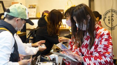 Japonya, Nisan 2024: Tokyo, Sensoji Tapınağı Nakamise Dori kozmetik mağazası