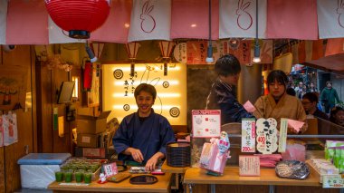 Japonya, Nisan 2024: Sensoji Tapınağı Nakamise Dori, Tokyo 'da doğal organik kibrit yeşil çay satıcısı
