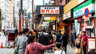 Japonya, Nisan 2024: Kaminarimon girişi, Nakamise Dori Sensoji tapınağında. Japonya 'daki Sensoji Tapınağı.