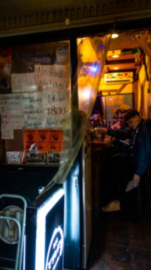 Tokyo, Japonya Nisan 2024: Shinjuku Golden Gai bölgesi Gece Tokyo Şehir Merkezi 'nde birçok Küçük Bar bulunmaktadır.