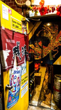 Tokyo, Japonya Nisan 2024: Shinjuku Golden Gai bölgesi Gece Tokyo Şehir Merkezi 'nde birçok Küçük Bar bulunmaktadır. 